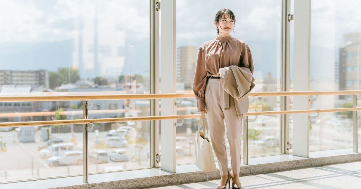 落ち着いた色で好印象!30代女性向けの転職面接服装の選び方
